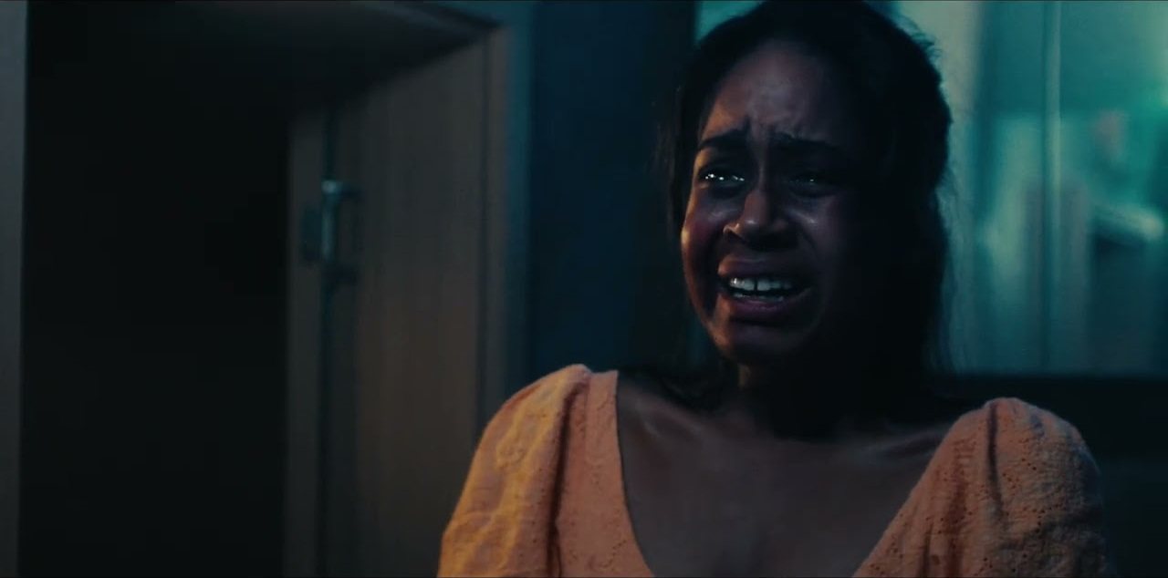 Image du film Point de non-retour : une femme en larmes dans la pénombre